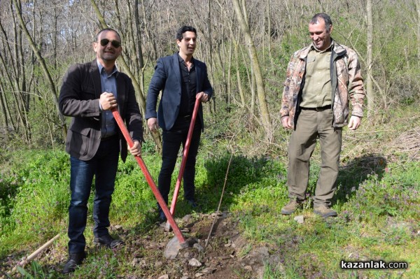 Горското стопанство с помощта на казанлъшките кметове залесява над Шипка днес
