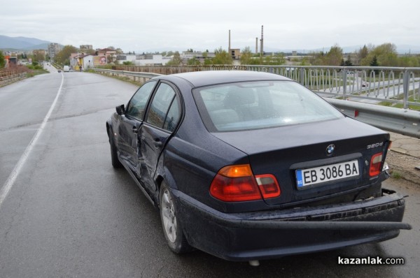 Каране в насрещното доведе до катастрофа на западния изход на Казанлък