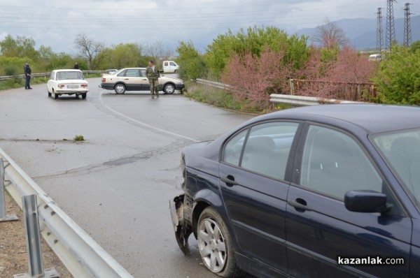 Каране в насрещното доведе до катастрофа на западния изход на Казанлък