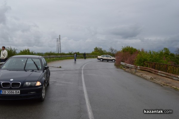 Каране в насрещното доведе до катастрофа на западния изход на Казанлък