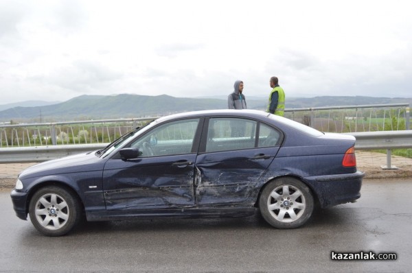 Каране в насрещното доведе до катастрофа на западния изход на Казанлък