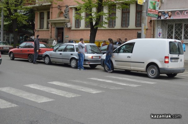  Верижна катастрофа блокира центъра на Казанлък за минути