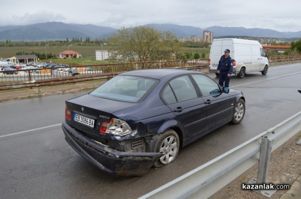 Каране в насрещното доведе до катастрофа на западния изход на Казанлък