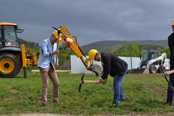 Първа копка даде начало на строителните работи по възстановяване и опазване на тракийските могили „Хелвеция“ и „Грифони“