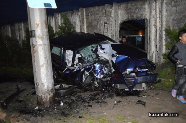 Младеж се заби с автомобила си в оградата на ромската махала и оцеля по чудо