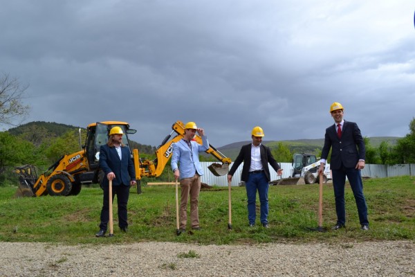 Първа копка даде начало на строителните работи по възстановяване и опазване на тракийските могили „Хелвеция“ и „Грифони“