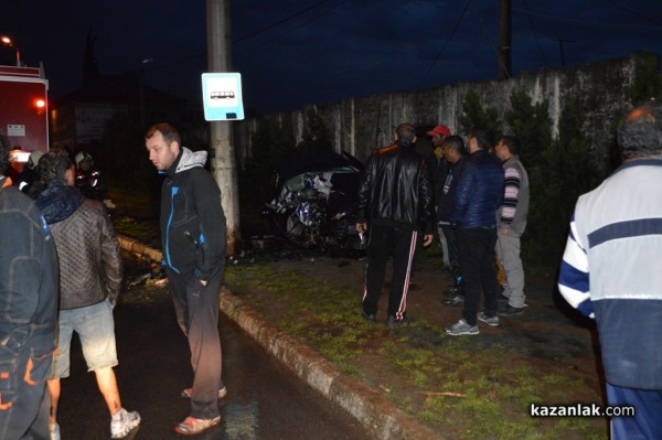 Младеж се заби с автомобила си в оградата на ромската махала и оцеля по чудо