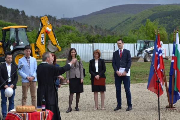 Първа копка даде начало на строителните работи по възстановяване и опазване на тракийските могили „Хелвеция“ и „Грифони“