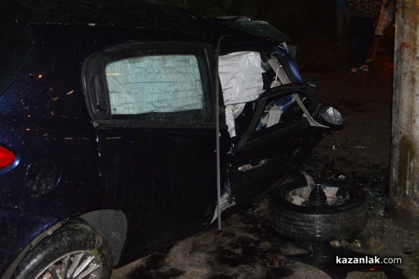 Младеж се заби с автомобила си в оградата на ромската махала и оцеля по чудо