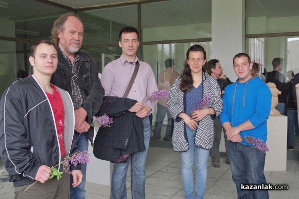 Талантливи скулптури завършили Художествената гимназия подредиха изложба в Казанлък