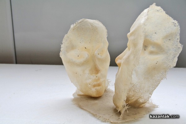 Талантливи скулптури завършили Художествената гимназия подредиха изложба в Казанлък