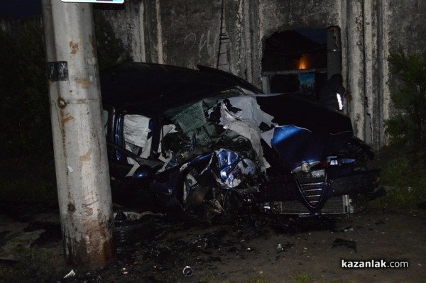 Младеж се заби с автомобила си в оградата на ромската махала и оцеля по чудо