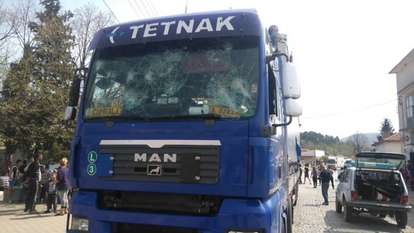 В Паничерево потрошиха стъклата на два преминаващи ТИР-а / Новини от Казанлък