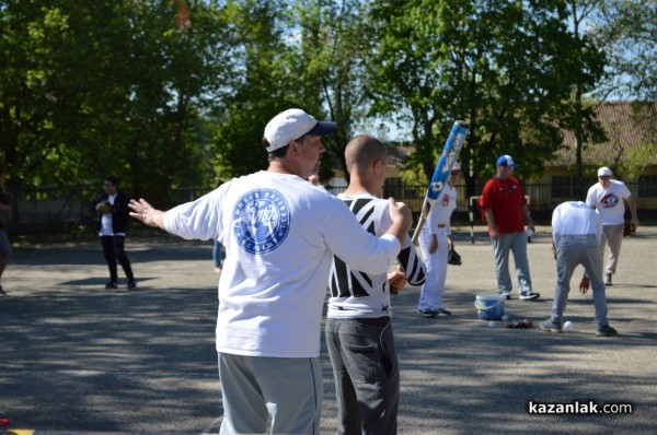  Американци пристигнаха в Казанлък, за да учат деца на бейзбол