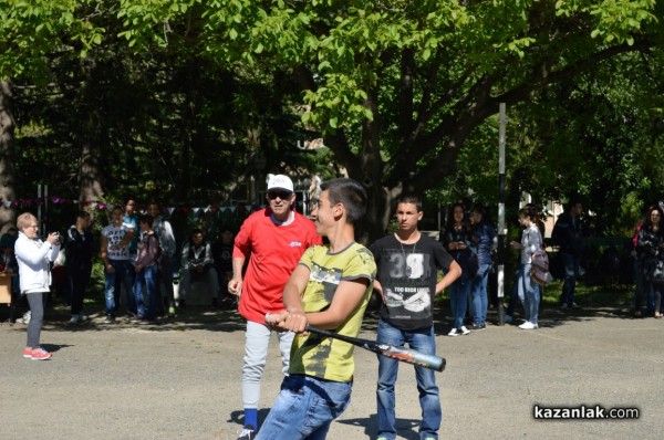  Американци пристигнаха в Казанлък, за да учат деца на бейзбол