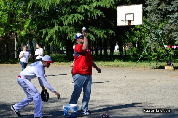  Американци пристигнаха в Казанлък, за да учат деца на бейзбол