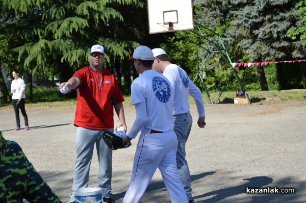  Американци пристигнаха в Казанлък, за да учат деца на бейзбол