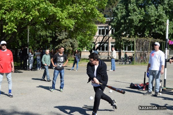  Американци пристигнаха в Казанлък, за да учат деца на бейзбол