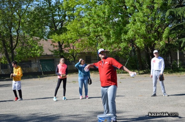  Американци пристигнаха в Казанлък, за да учат деца на бейзбол