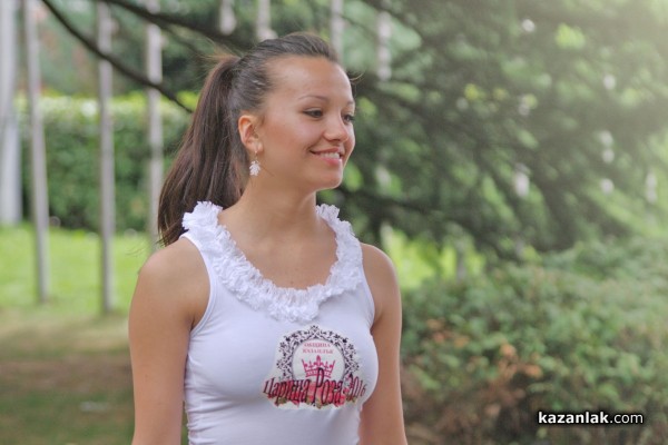 Кандидатките за короната на „Царица Роза“ засадиха цветя в центъра на Казанлък