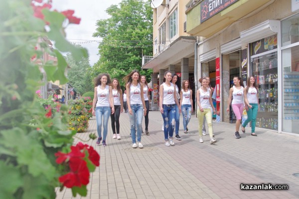 Кандидатките за короната на „Царица Роза“ засадиха цветя в центъра на Казанлък