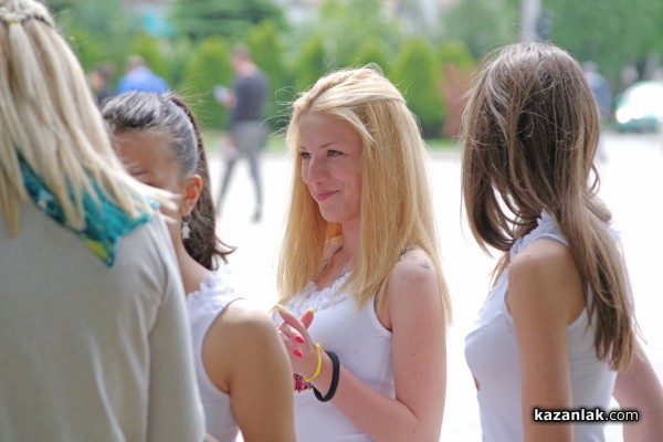 Кандидатките за короната на „Царица Роза“ засадиха цветя в центъра на Казанлък