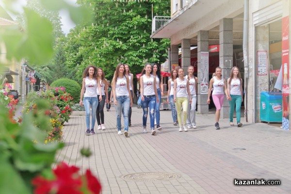 Кандидатките за короната на „Царица Роза“ засадиха цветя в центъра на Казанлък