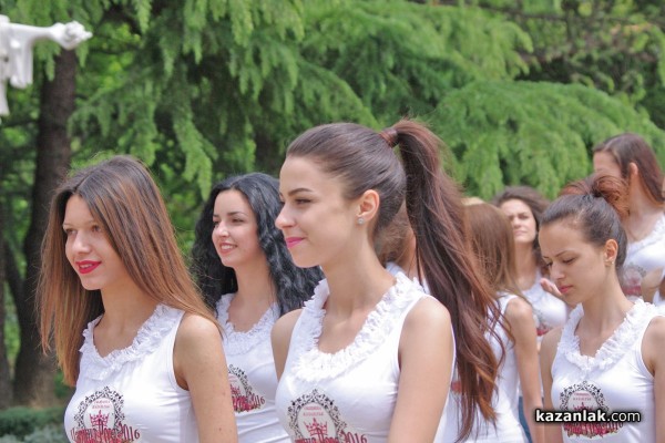 Кандидатките за короната на „Царица Роза“ засадиха цветя в центъра на Казанлък