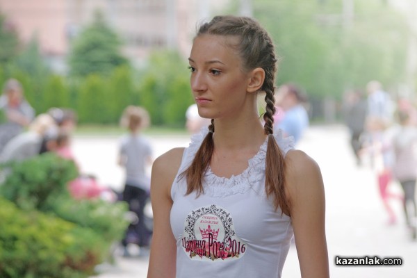 Кандидатките за короната на „Царица Роза“ засадиха цветя в центъра на Казанлък