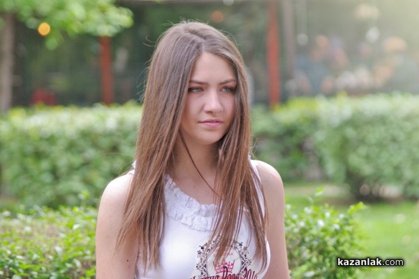 Кандидатките за короната на „Царица Роза“ засадиха цветя в центъра на Казанлък