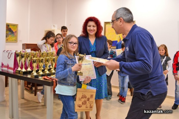 В Казанлък наградиха най-добрите ученици от Националното състезание по история