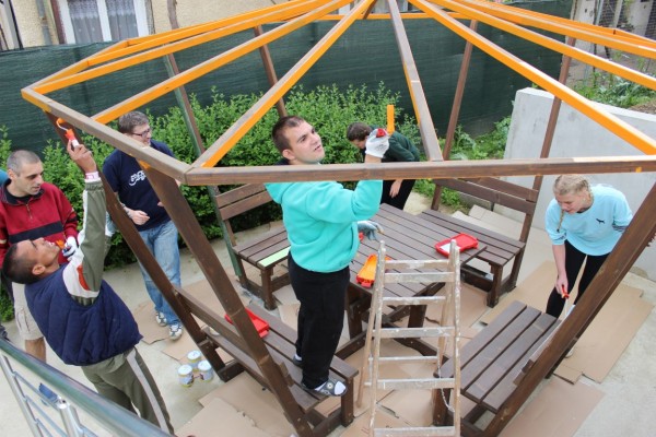 Доброволци от Швейцария подкрепиха децата и младежите от семейните къщи в Казанлък