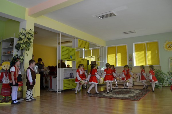 С феерия от музика и танци децата на ОДЗ №15 „Звънче“ зарадваха кмета на Общината на Великденския си концерт