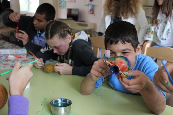 Доброволци от Швейцария подкрепиха децата и младежите от семейните къщи в Казанлък