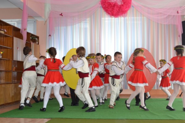 С феерия от музика и танци децата на ОДЗ №15 „Звънче“ зарадваха кмета на Общината на Великденския си концерт