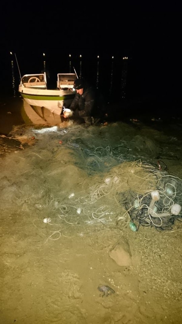 Извадиха и изгориха 3200 метра мрежи от водите на язовирите Копринка и Жребчево