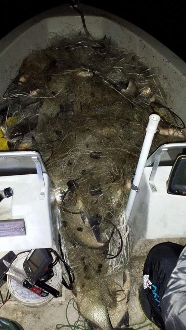 Извадиха и изгориха 3200 метра мрежи от водите на язовирите Копринка и Жребчево