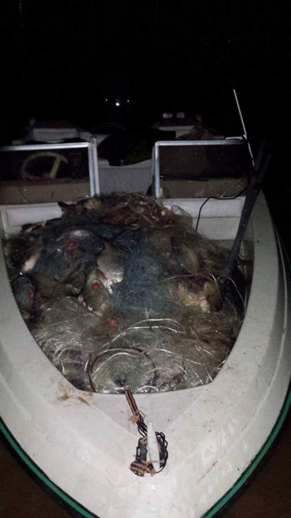 Извадиха и изгориха 3200 метра мрежи от водите на язовирите Копринка и Жребчево