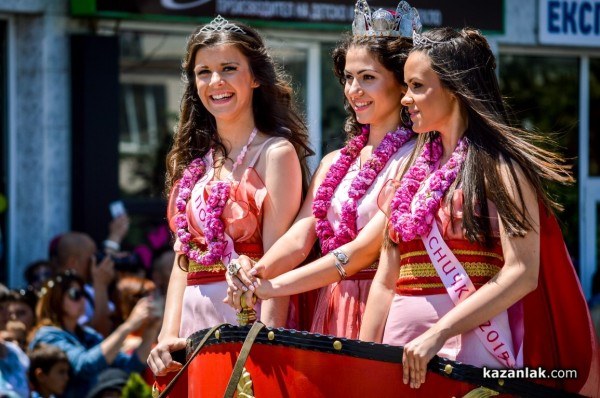 Царица Роза и подгласничките ще бъдат с нови рокли