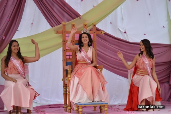 Царица Роза и подгласничките ще бъдат с нови рокли