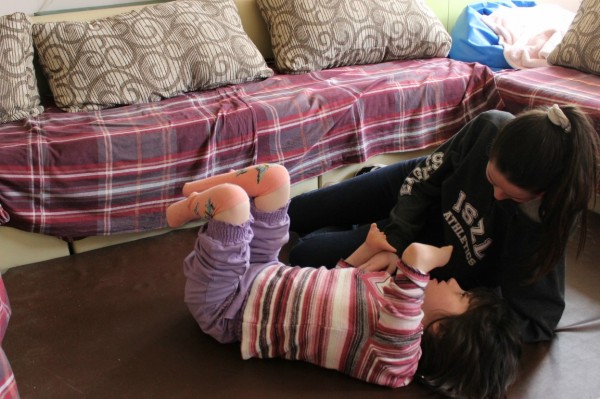 Швейцарци подкрепиха децата от семейните къщички в Казанлък