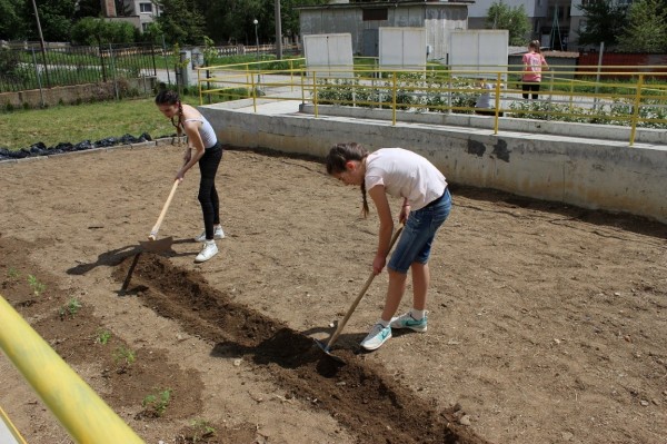 Швейцарци подкрепиха децата от семейните къщички в Казанлък