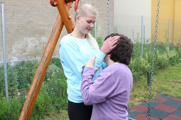 Швейцарци подкрепиха децата от семейните къщички в Казанлък