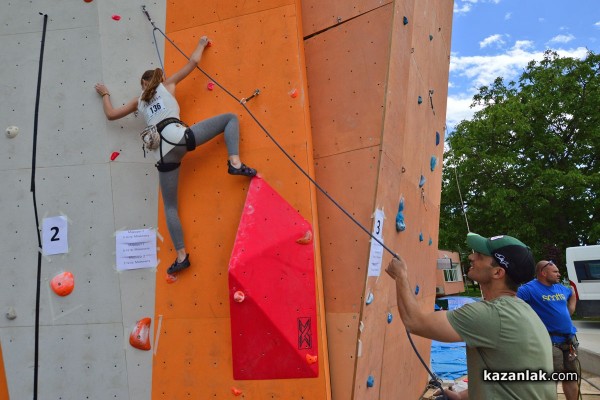 Стената до Младежкия дом прие Национално състезание по спортно катерене