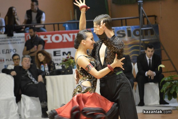 Царица Роза – Йоанна Шишкова танцува на турнир в Казанлък/видео и снимки/