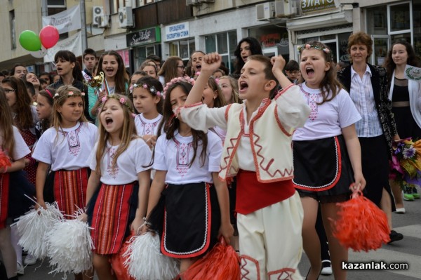24 май в Казанлък – Шествие и награди за учители и ученици /видео/