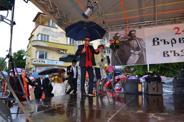 Абитуриенти и Михаела Филева на сцената на площад “Севтополис“