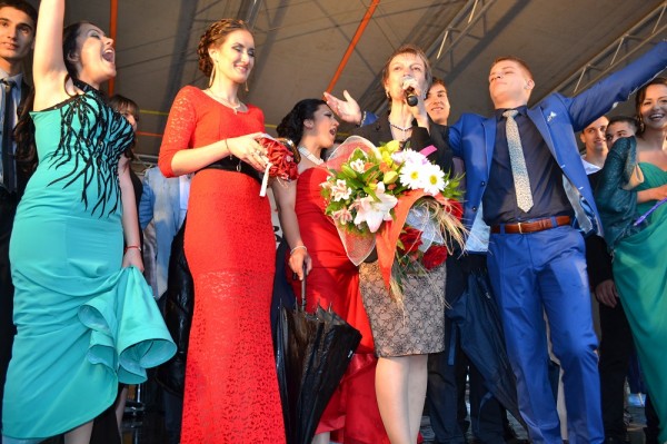 Абитуриенти и Михаела Филева на сцената на площад “Севтополис“