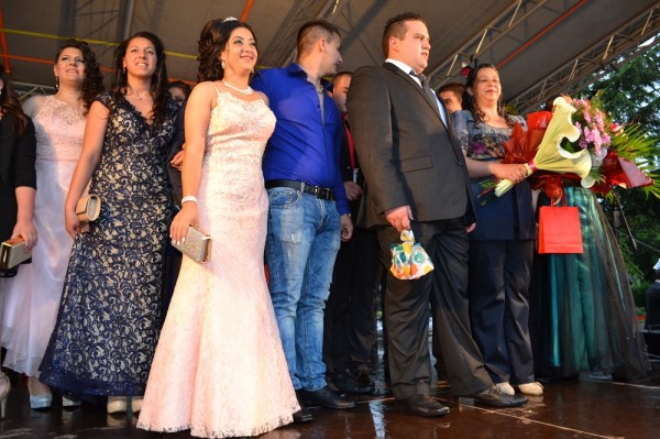 Абитуриенти и Михаела Филева на сцената на площад “Севтополис“