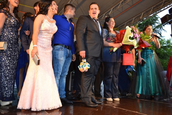 Абитуриенти и Михаела Филева на сцената на площад “Севтополис“